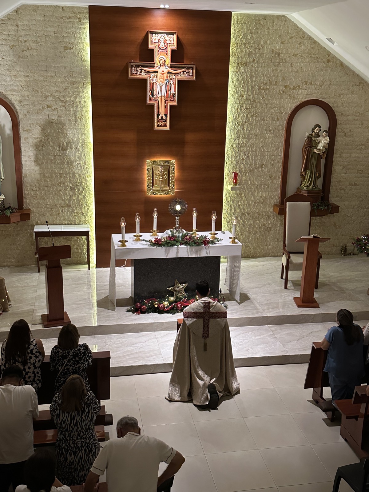 Sacerdote en adoración ante el Santísimo