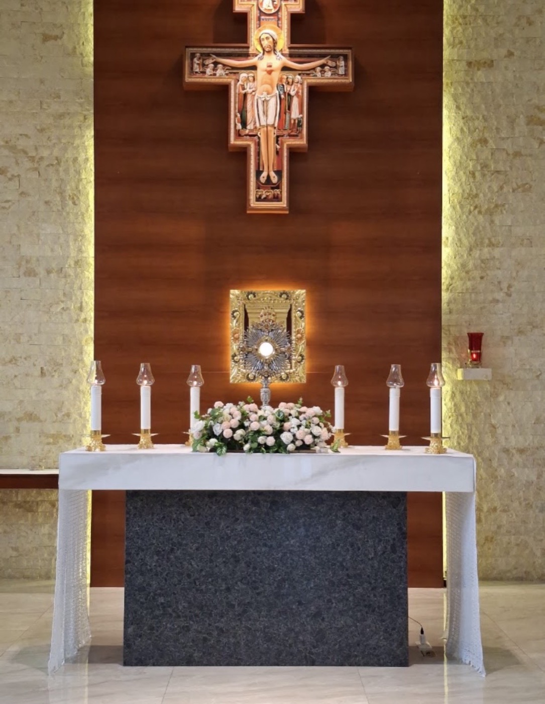 Altar con la cruz de San Damián y el Santísimo expuesto