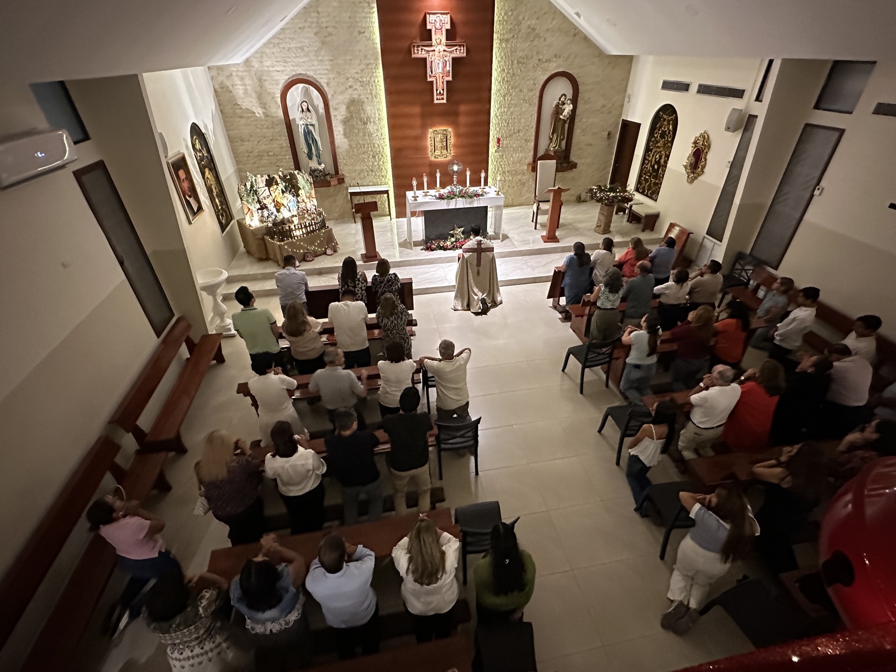 Comunidad reunida en adoración en la capilla